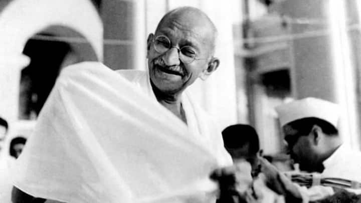 चाहे आजादी की लड़ाई हो या फिर समाज में बदलाव की जंग, उन्होंने हमेशा ही सत्य और अहिंसा को अपना हथियार बनाया. उनका कहना था कि अहिंसा से ही स्थाई जीत मिलती है. लेकिन फिर गांधीजी ने 60 कुत्तों को मारने की बात क्यों कही थी.