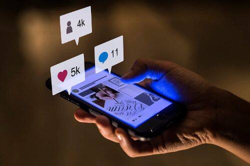 Ad Preferences मधून जाहिरातींवर नियंत्रण ठेवा.संवेदनशील माहिती आणि लोकेशन सार्वजनिकरित्या पोस्ट करू नका. पूर्ण प्रायव्हसी हवी असल्यास अकाउंट डिलीट करा. तरी काही डेटा फेसबुककडे राहू शकतो.