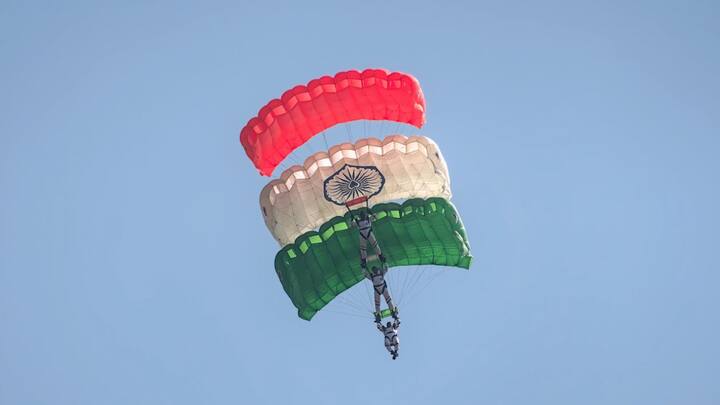 प्रजासत्ताक दिन – परेड, भाषणे आणि सांस्कृतिक कार्यक्रम इत्यादी आयोजित करून