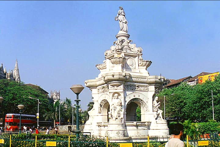 3. फ्रीडम माईल दादाभाई नौरोजी रोड ला फ्रीडम माईल म्हणून ओळखलं जातं कारण इथे भारताच्या स्वातंत्र्य संग्रामाची गोड आठवण आहे. इथे हॉर्निमन सर्कल आणि फ्लोरा फाउंटन सारखी ऐतिहासिक स्थळे आहेत, जे स्वातंत्र्यदिनाच्या दिवशी जाऊन पाहता येतात.