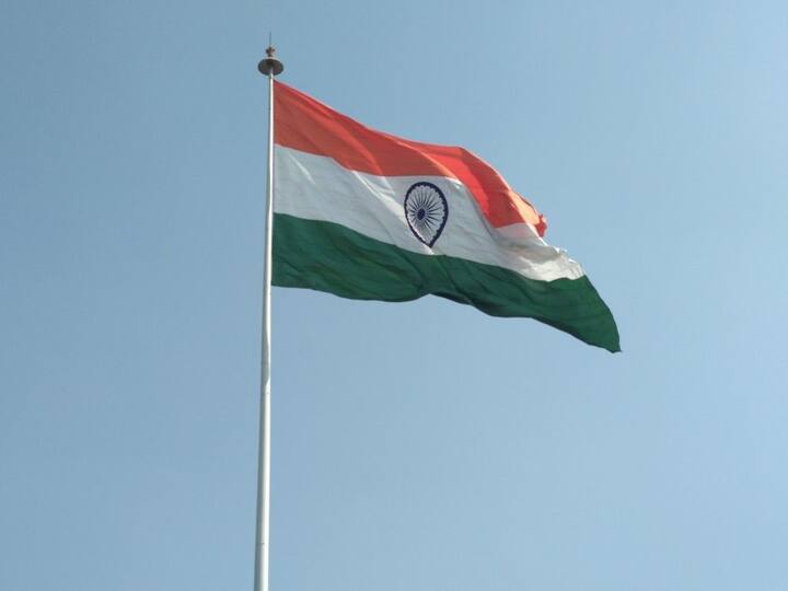 4. इतर महत्त्वाचे नियम: ध्वज नेहमी उजव्या बाजूला (मानाच्या स्थानी) असावा.