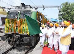 ਮਹਿਲਾ ਪੰਚਾਂ ਤੇ ਸਰਪੰਚਾਂ ਨੂੰ ਸਿਖਲਾਈ ਲਈ ਭੇਜਿਆ ਮਹਾਰਾਸ਼ਟਰ, ਤਖ਼ਤ ਸ੍ਰੀ ਹਜ਼ੂਰ ਸਾਹਿਬ ਦੇ ਵੀ ਕਰਨਗੇ ਦਰਸ਼ਨ, CM ਮਾਨ ਨੇ ਟਰੇਨ ਨੂੰ ਦਿਖਾਈ ਹਰੀ ਝੰਡੀ