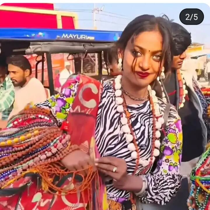 महाकुंभ में मोनालिसा अपने परिवार के संग माला बेचने गई थीं. जहां उनकी खूबसूरत आंखों पर लोग फिदा हो गए. आलम ये था कि मोनालिसा से माला खरीदने की बजाय लोगों ने उनके संग फोटो क्लिक करवाना और वीडियो बनाना शुरू कर दिया.