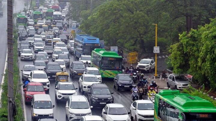 कार से जाना अक्सर मुश्किल हो जाता है. क्योंकि पार्किंग की व्यवस्था ज्यादा नहीं होती. ऐसे में मेट्रो, बस और कैब सही रहता है. हालांकि मेट्रो के कुछ स्टेशन कार्यक्रम के दौरान बंद रहते हैं. जबकि कुछ पर एक्स्ट्रा सुरक्षा और चेकिंग होती है.