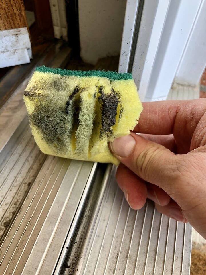 स्लायडिंग विंडोज सहज स्वच्छ करता येतात, पण फक्त काच साफ करून उपयोग नाही; त्यांच्या ॲल्युमिनियम ट्रॅकची स्वच्छता करणे मात्र खूप कठीण काम असते.