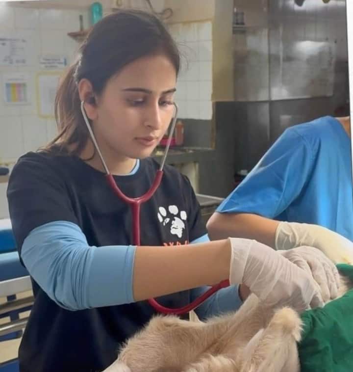 सचिन तेंदुलकर की होने वाली बहू Mr Paws की फाउंडर हैं, जो कि एक पेट स्किनकेयर सैलून हैं. ये मुंबई में ही है, यहां जानवरों का इलाज किया जाता है. सानिया चंडोक की एक जानवर का ट्रीटमेंट करते हुए फोटो भी सामने आई है.