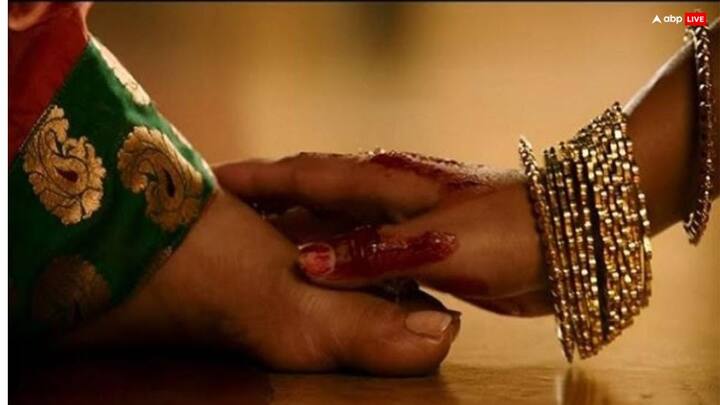 मंदिर में कोई अपना मिल जाए तो वहां उसके पैर नहीं छूना चाहिए, मंदिर ईश्वर का स्थान है, यहां देवी-देवता से बड़ा किसी को नहीं माना जाता है.