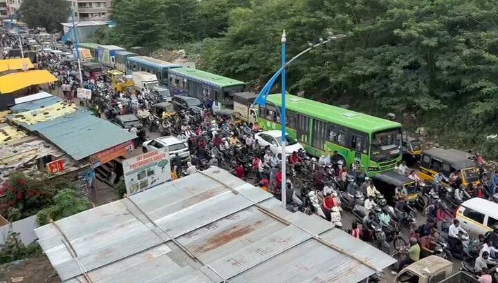 सकाळची वेळ असल्याने वाहतूक कोंडी झाली आहे.