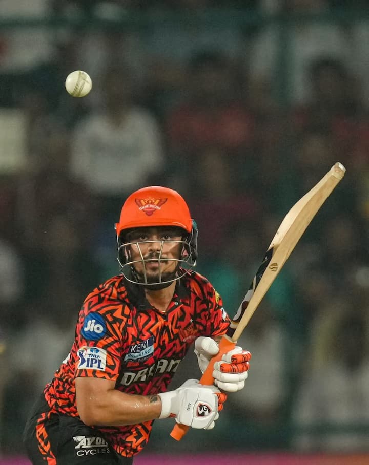 કોલકાતા વેંકટેશને હૈદરાબાદના ખેલાડી ઇશાન કિશન સાથે બદલવા માંગે છે. અહેવાલો અનુસાર, કેકેઆર ઇશાન માટે વિકેટકીપર બેટ્સમેન તરીકે વિકલ્પ શોધી રહ્યું છે.