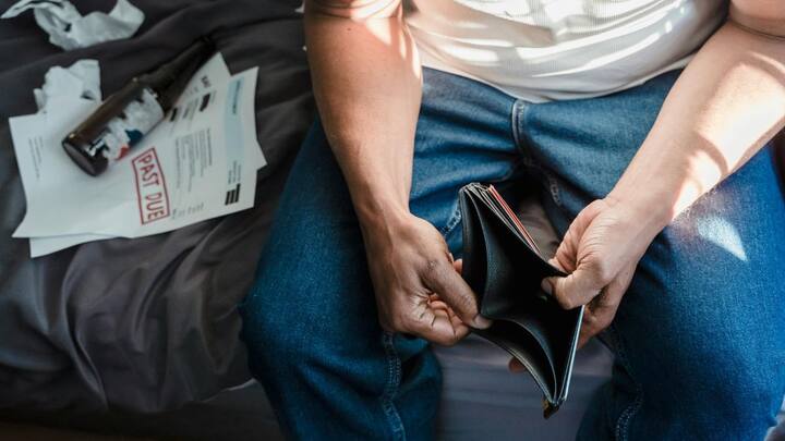 बता दें कि चीन की अर्थव्यवस्था पिछले कुछ सालों से कई चुनौतियों का सामना कर रही है. कोविड-19 महामारी और वैश्विक मांग में कमी ने देश की आर्थिक गतिविधियों को प्रभावित किया है. इसका सबसे बड़ा असर देखने को मिला है.