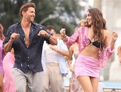 War 2: 'వార్ 2'లో కియారా బికినీ వేసిన సాంగ్‌ స్టిల్స్... హృతిక్ రోషన్‌తో కెమిస్ట్రీ చూశారా?