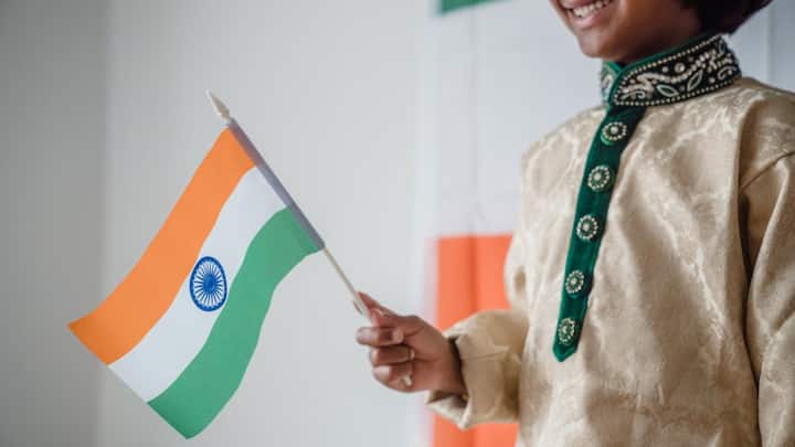 1. ऐतिहासिक महत्त्व स्वातंत्र्यदिन (15 ऑगस्ट 1947) – हा दिवस आपल्या देशाने ब्रिटिश सत्तेतून स्वातंत्र्य मिळवलेल्या ऐतिहासिक क्षणाची आठवण करून देतो. या दिवशी भारत एक स्वतंत्र राष्ट्र म्हणून जगाच्या नकाशावर उमटला.