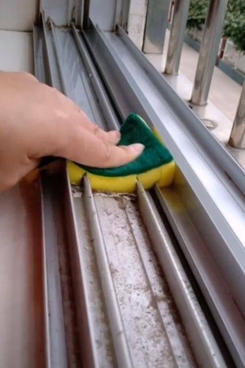 नंतर घासणीला मधोमध दुमडा आणि त्या फोल्डच्या जागी कपडे अडकवायची क्लिप लावा. त्यामुळे घासणीची एक बाजू क्लिपमुळे बंद राहील, तर दुसरी बाजू उघडी राहील.