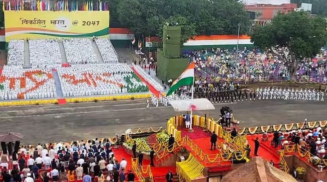 15 अगस्त 1947 को पंडित जवाहरलाल नेहरू ने दिल्ली के लाल किले पर तिरंगा फहराया और अपना ऐतिहासिक भाषण दिया। इस दिन ने भारत के लिए एक नए युग की शुरुआत की। स्वतंत्रता दिवस का महत्व केवल स्वतंत्रता प्राप्ति तक ही सीमित नहीं है। यह हमें अनगिनत स्वतंत्रता सेनानियों के बलिदानों की याद दिलाता है।