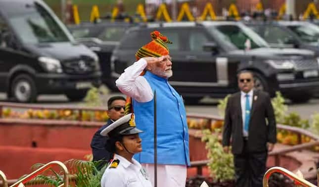 एक लंबे संघर्ष के बाद, 1947 में भारत दो स्वतंत्र देशों, भारत और पाकिस्तान, में विभाजित हो गया। भारत को औपचारिक रूप से 15 अगस्त 1947 की मध्यरात्रि को स्वतंत्रता प्राप्त हुई।