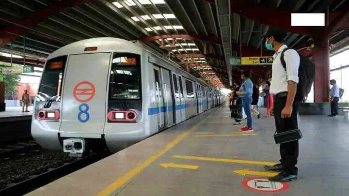 सुबह 4 से लेकर 6 तक मेट्रो आधे घंटे के अंतराल पर चलेगी और 6 के बाद नॉर्मल सर्विस रिज्यूम होगी. आप इस दिन जितनी जल्दी घर से निकलेंगे. आपको एंट्री मिलने के उतने ही चांस रहते हैं. क्योंकि समारोह सुबह जल्दी शुरू होता है और सुबह से ही लोग आने लगते हैं.