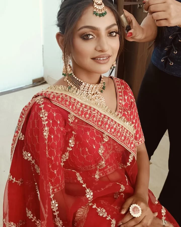 Monalisa has now become an actress while selling garlands. Now people are desperate to get a glimpse of wherever she goes.