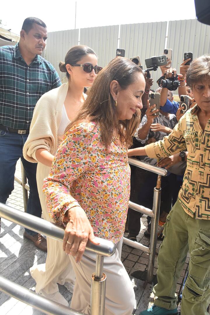 वहीं एक्ट्रेस की मां ने पेंट के साथ फ्लोरल शर्ट पहनी थी. तस्वीरों में एक्ट्रेस भीड़ से अपनी मां को संभालती हुई नजर आई.