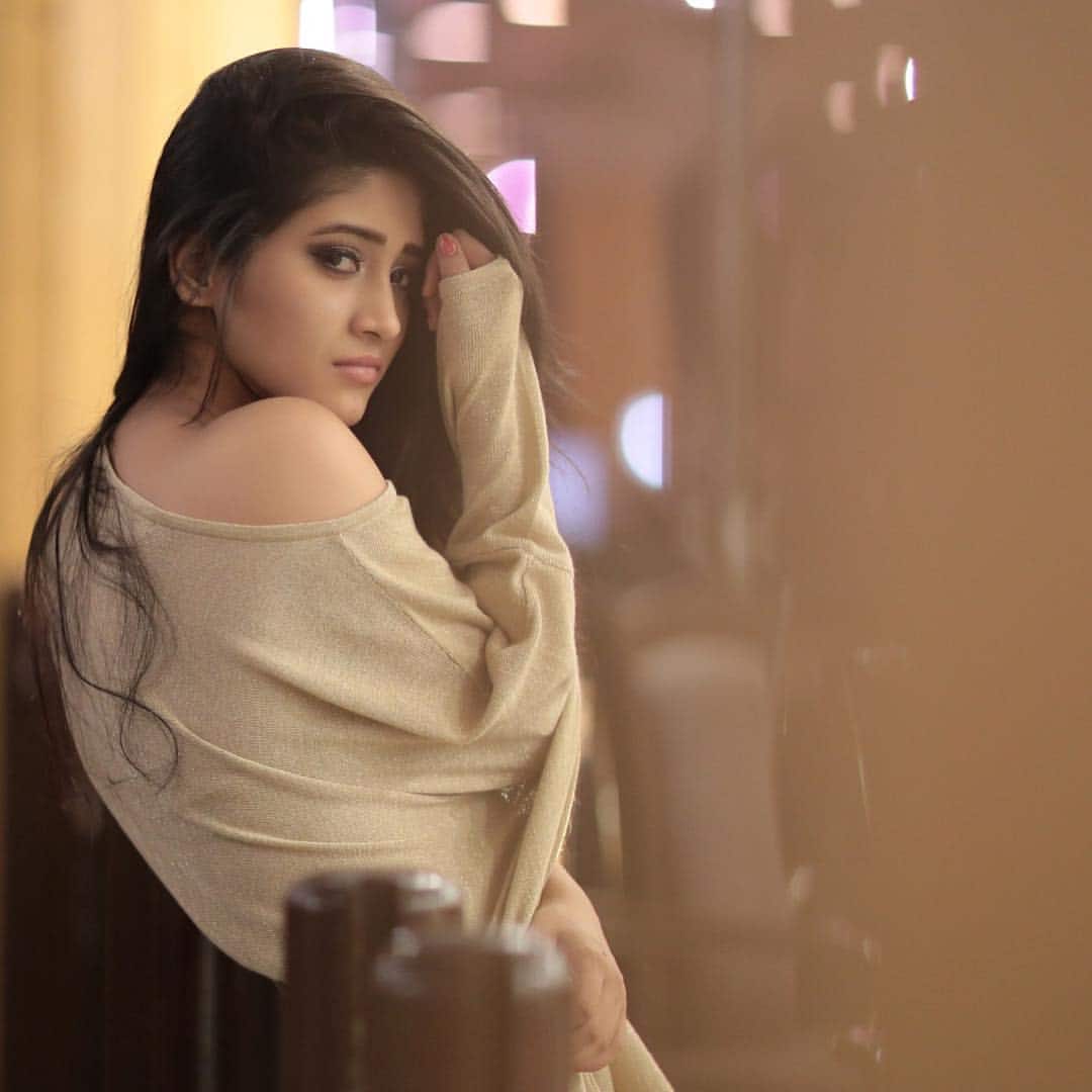 Shivangi Joshi started his career in 2013 with Zee TV show 'Khel Hai Zindagi Hath Micholi'. Shivangi made people his fan in his acting unlimited time.