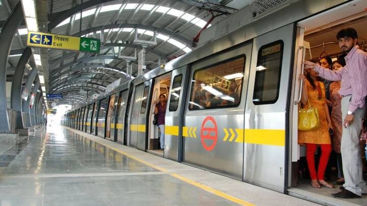 DMRC ने यात्रियों के लिए एडवायजरी जारी की है कि अगर 15 अगस्त को मेट्रो से यात्रा करनी हो तो कम से कम 30 मिनट पहले निकलें. इस दिन सुबह मेट्रो सेवाएं 4 बजे से शुरू होंगी. ताकि कार्यक्रम में शामिल होने वाले लोग समय से पहुंच सकें.