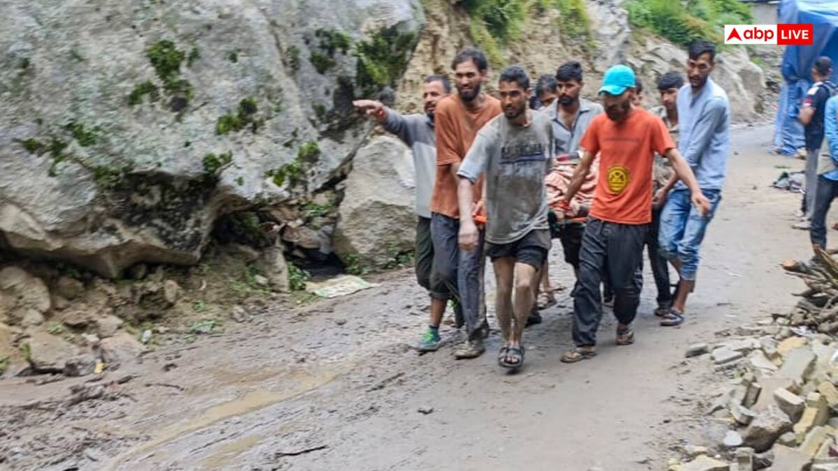 किश्तवाड़ में मंदिर के रास्ते में बादल फटा, 46 की मौत, रेस्क्यू में जुटी सेना, सीएम ने रद्द की टी पार्टी | बड़ी बातें