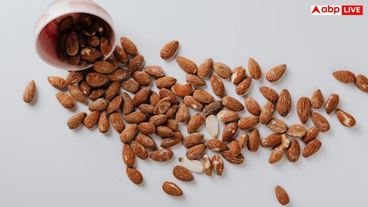बादाम के फायदे बहुत हैं. इसमें फाइबर और हेल्दी फैट्स होते हैं, जो डाइजेशन, हार्ट हेल्थ और भूख कंट्रोल में मदद करते हैं. इसमें विटामिन ई और एंटीऑक्सिडेंट्स भी होते हैं, जो दिमाग को स्ट्रेस से बचाते हैं.
