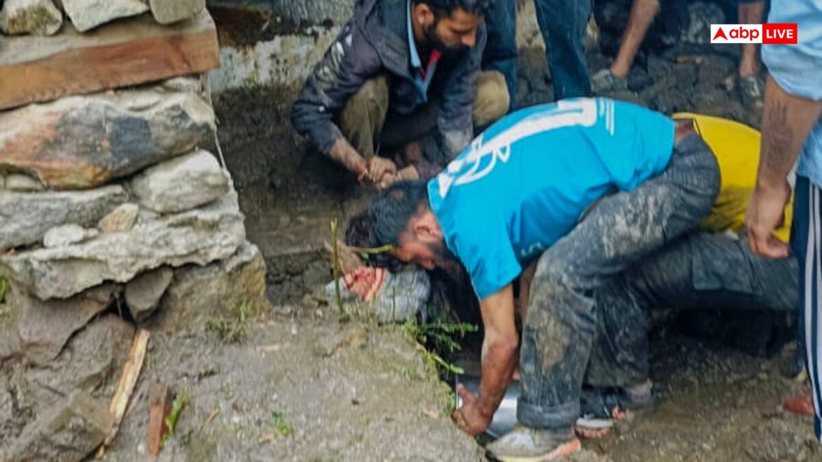 किश्तवाड़ में मंदिर के रास्ते में बादल फटा, 46 की मौत, रेस्क्यू में जुटी सेना, सीएम ने रद्द की टी पार्टी | बड़ी बातें