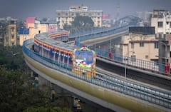 Kolkata Metro: āĻĒā§āĻā§āϰ āĻāĻā§āĻ āĻā§āĻĄāĻŧāĻā§ āĻšāĻžāĻāĻĄāĻŧāĻž-āĻļāĻŋā§āĻžāϞāĻĻāĻž, āĻāϰāĻ āĻĻā§āĻ āϰā§āĻā§ āϏāĻŽā§āĻĒā§āϰāϏāĻžāϰāĻŖ āĻŽā§āĻā§āϰā§āϰ