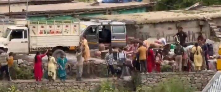 किश्तवाड़ के चिशोती गांव में बादल फटने से अफरा-तफरी मच गई. इस आपदा में 12 जिंदगियां खत्म हो गईं. लोग बाढ़ में बह गए.