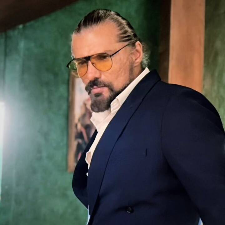 एक या दो हफ्ते में छुट्टी मिला करती थी, वो भी जब हम बहुत ज्यादा थक जाते थे. वरना तो एक सेट से दूसरे सेट पर जाया करते थे.