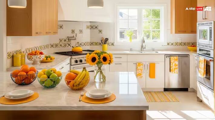 ઘરના રસોડાને હંમેશા આછો પીળો કે નારંગી રંગ આપવો જોઈએ. વાસ્તવમાં આ રંગ ભૂખ વધારે છે અને પરિવારમાં ઉત્સાહ જાળવી રાખે છે. આ રંગ સ્વાસ્થ્ય અને ઉર્જાનું પ્રતીક પણ છે.