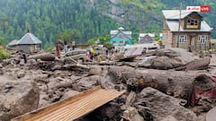किश्तवाड़ में मंदिर के रास्ते में बादल फटा, 46 की मौत, रेस्क्यू में जुटी सेना, सीएम ने रद्द की टी पार्टी | बड़ी बातें
