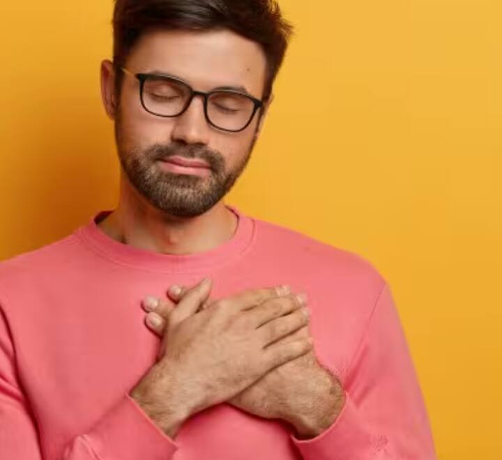 ਛਾਤੀ ਵਿੱਚ ਦਰਦ ਜਾਂ ਦਬਾਅ: ਜੇਕਰ ਤੁਹਾਨੂੰ ਅਚਾਨਕ ਛਾਤੀ ਵਿੱਚ ਦਰਦ ਜਾਂ ਦਬਾਅ ਮਹਿਸੂਸ ਹੁੰਦਾ ਹੈ, ਤਾਂ ਇਹ ਨਾੜੀਆਂ ਵਿੱਚ ਰੁਕਾਵਟ ਦਾ ਗੰਭੀਰ ਸੰਕੇਤ ਹੋ ਸਕਦਾ ਹੈ। ਇਸਨੂੰ ਬਿਲਕੁਲ ਵੀ ਨਜ਼ਰਅੰਦਾਜ਼ ਨਾ ਕਰੋ। ਖੁਰਾਕ ਵਿੱਚ ਲਸਣ ਨੂੰ ਸ਼ਾਮਲ ਕਰਨ ਨਾਲ ਕੋਲੈਸਟ੍ਰੋਲ ਘਟਾ ਕੇ ਧਮਨੀਆਂ ਨੂੰ ਸਾਫ਼ ਕਰਨ ਵਿੱਚ ਮਦਦ ਮਿਲਦੀ ਹੈ।