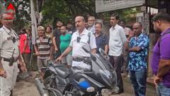 জেলা আলাদা, তবে পুলিশ নিগ্রহের ছবিটা একই... বেহালা থেকে চুঁচুড়া, ভিড় রাস্তাতেই মার খেলেন পুলিশকর্মীরা