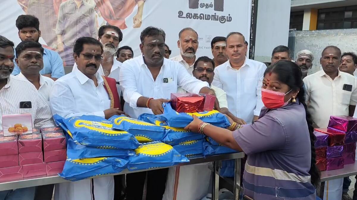 மயிலாடுதுறையில் வெளியான கூலி திரைப்படம் - நெகிழவைத்த மாற்றுத்திறனாளி ரசிகர்...!