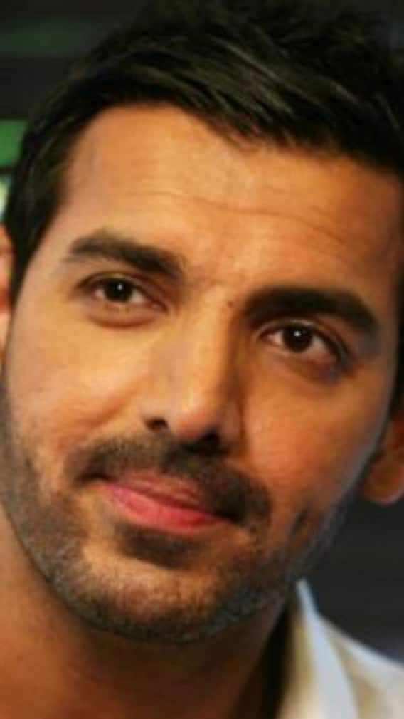 এসব খাবার ছুঁয়েও দেখেন না জন অ্যাব্রাহাম, ৫০ পেরিয়ে তাই এখনও তরুণ