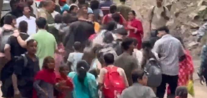 ये बादल फटने की घटना जम्मू कश्मीर के किश्तवाड़ जिले के सुदूर चिशोती गांव में जब हुई, तब मचैल माता तीर्थयात्रा चल रही थी.