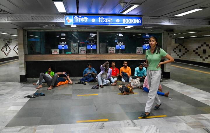 ইস্ট ওয়েস্ট মেট্রো অর্থাৎ গ্রিন লাইনে ধর্মতলা এবং শিয়ালদার মধ্যে কাজ হয়ে গিয়েছিল। উদ্বোধনের তালিকায় রয়েছে এই রুটটি। উদ্বোধন হলে হাওড়া থেকে সেক্টর ফাইভ পর্যন্ত মেট্রো পরিষেবা। 