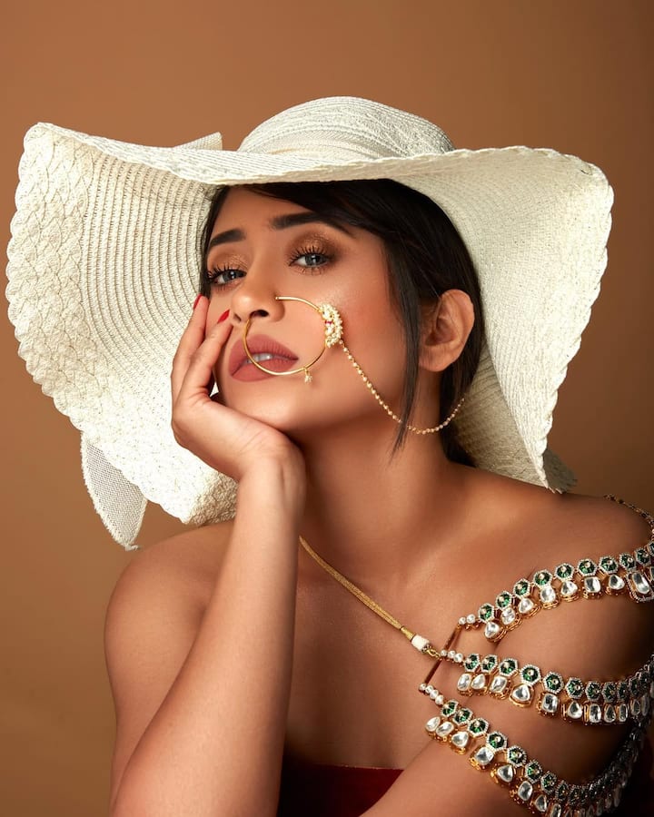 Shivangi shares more than one glamorous pictures on her Instagram and sets fire on social media with her killer acts.