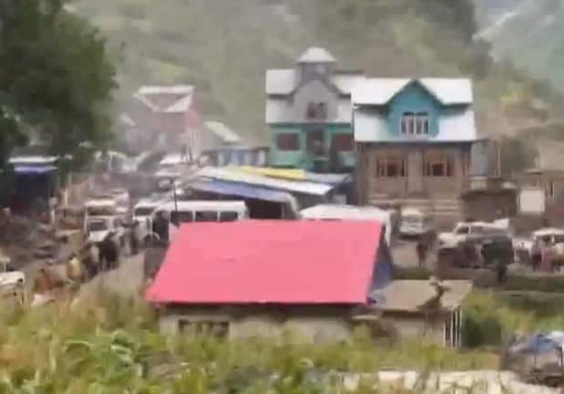 इस प्राकृतिक आपदा से मचैल माता मंदिर जा रहे तीर्थयात्रियों में हड़कंप मच गया. हर तरफ से लोगों के चीखने की आवाजें सुनाईं दे रहीं थी.