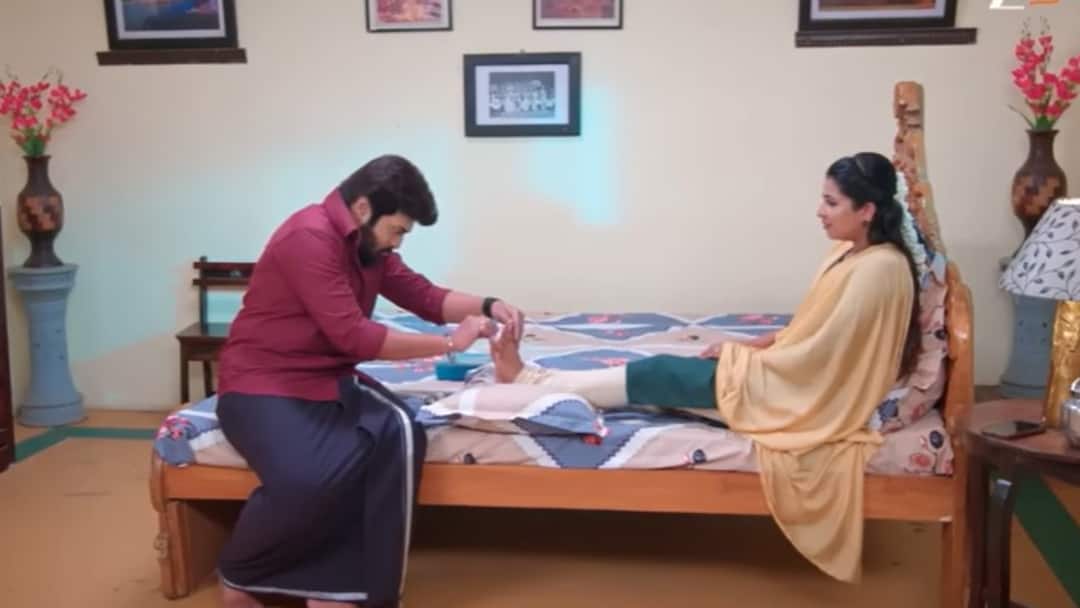 கால் வலி டிராமா போட்ட ரேவதி.. காலை அமுக்கிவிட்ட கார்த்தி - கார்த்திகை தீபத்தில் ஒரே ரொமான்ஸ்தான்!