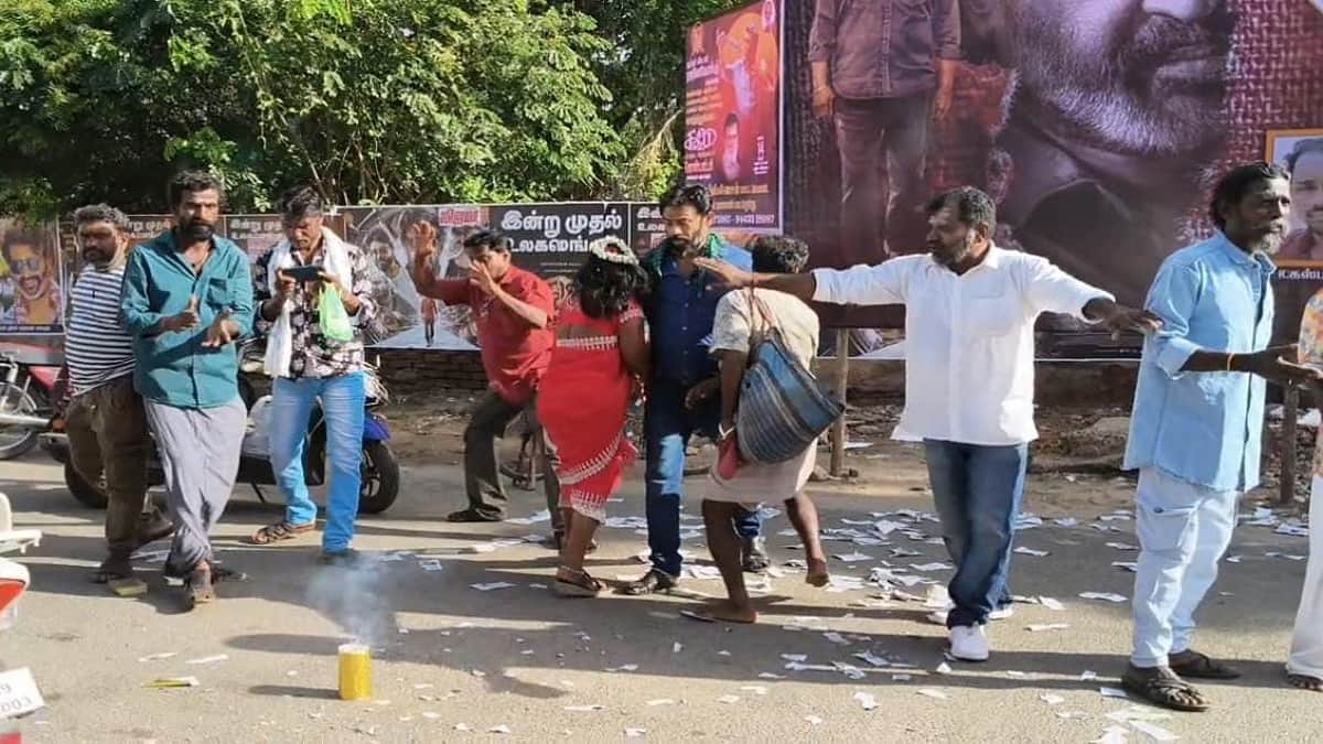 ரஜினி கட்அவுட்டுக்கு பாலாபிஷேகம்: தஞ்சையில் களைகட்டிய ‘கூலி’ செலிப்ரேஷன்