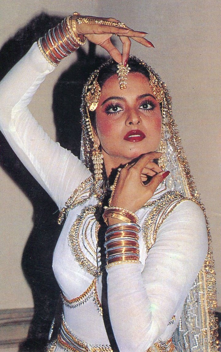 Evergreen actress Rekha still makes everyone her admirers with her beauty. This actress of South Industry has also played her name in Bollywood. According to reports, the name of the actress has been associated with Vinod Mehra, Sanjay Dutt and Akshay Kumar. Tales of his affairs were quite famous with Amitabh Bachchan.