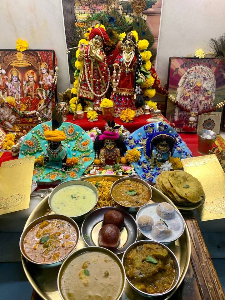 नैवेद्यांमध्ये फळे, काजू , खीर अशा वस्तूंचा समावेश असावा ज्यांचा श्रीकृष्णाने आनंद घेतला असं मानलं जातं. (टीप : वरील सर्व बाबी एबीपी माझा केवळ माहिती म्हणून वाचक-प्रेक्षकांपर्यंत पोहोचवत आहे. यातून एबीपी माझा कोणताही दावा करत नाही.)