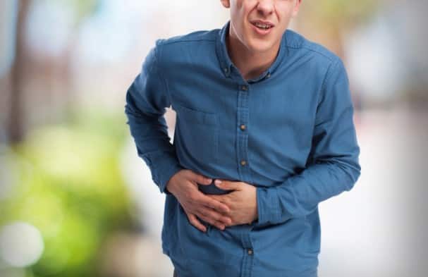 पेट के दाहिनी ओर लगातार दर्द: लिवर शरीर के दाहिने हिस्से में होता है, और जब इसमें कोई समस्या होती है तो वहां दर्द या भारीपन महसूस हो सकता है. अगर यह दर्द लगातार बना रहे या समय के साथ बढ़ रहा हो, तो यह लिवर कैंसर का शुरुआती संकेत हो सकता है.