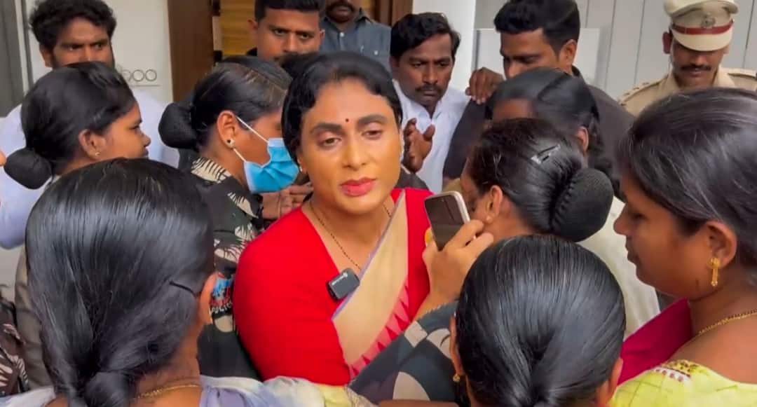 <div>Sharmila Alleges Jagan Has “Hotline” With PM Modi, Denies Any Link Between Rahul, Naidu</div>