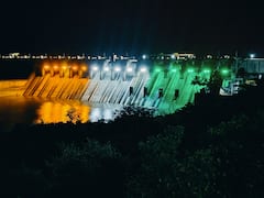 उजनी धरण तिरंग्यात न्हाऊन निघालं, स्वातंत्र्य दिनाच्या पूर्वसंध्येला आकर्षक विद्युत रोषणाई