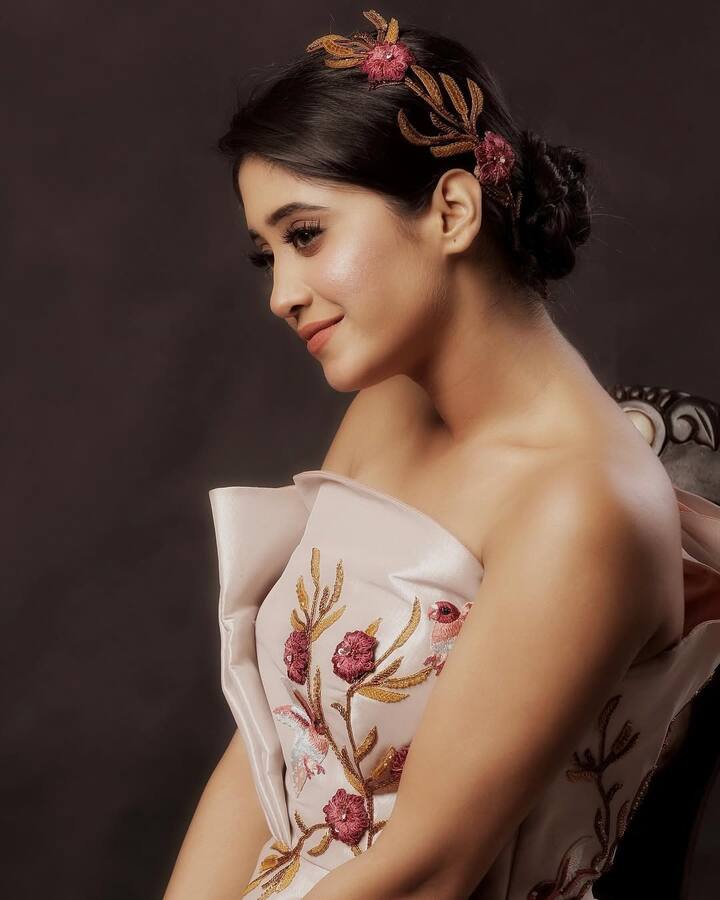 Shivangi Joshi now leaves no stone unturned to make people crazy with her unique look.