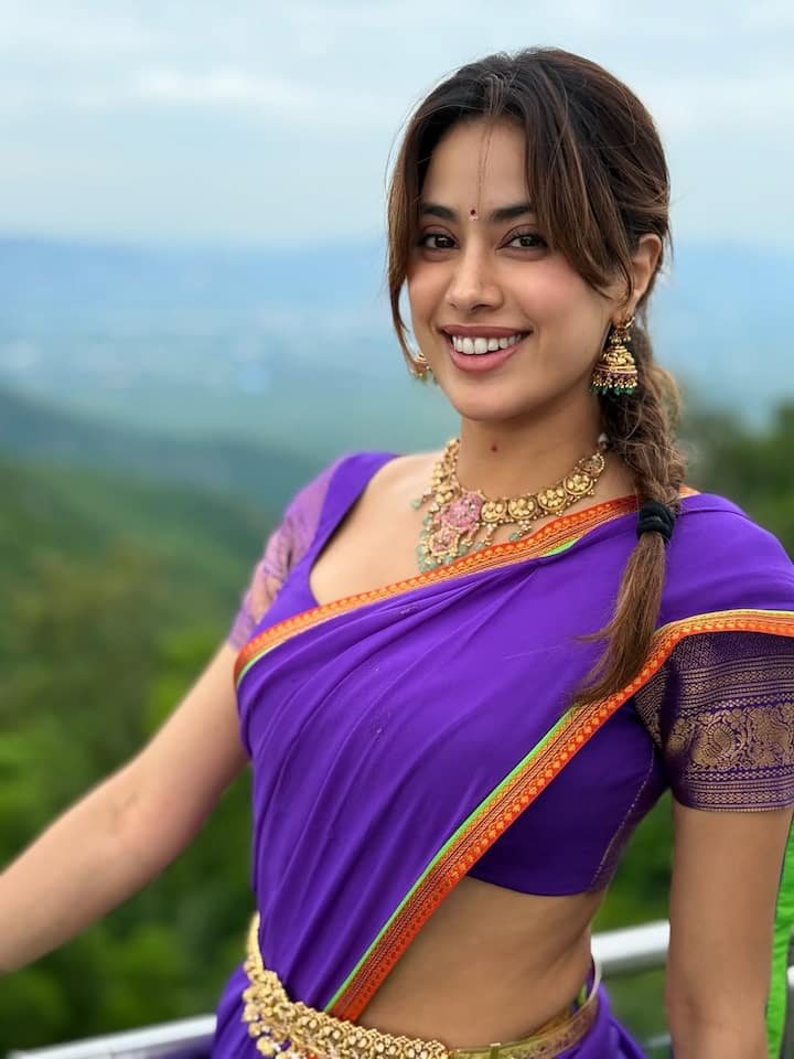 13 अगस्त को श्रीदेवी की बर्थ एनिवर्सरी थी. इस दिन जाह्नवी हर साल की तगह तिरुपति मंदिर गईं थीं. उन्होंने मां को याद करते हुए इमोशनल पोस्ट शेयर किया है.