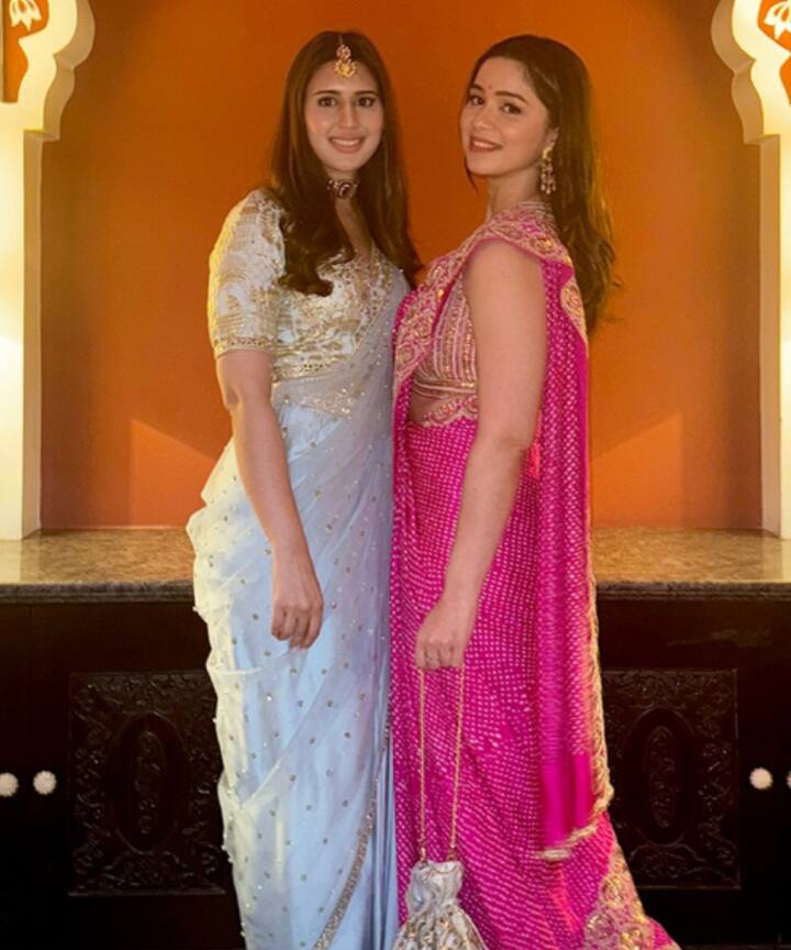 फोटो में आप सानिया चंडोक और सारा तेंदुलकर को देख सकते हो. बता दें कि अर्जुन के साथ सानिया सारा की भी अच्छी दोस्त हैं, वह दोनों कई ट्रिप पर साथ जा चुकी हैं.